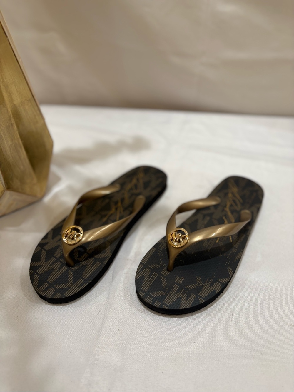 NEW! Michael Kors Black and Gold MK Logo Flip Flops - Picture 2 of 3